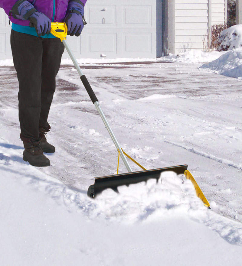Очистка снега приспособление. Скребок для чистки снега. Лопата для уборки снега. Уборка снега. Ручная снегоуборочная лопата.